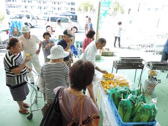 アツアツの鳴沢産「トウモロコシ」の試食でお客様をお出迎えの内容を表示