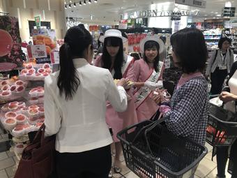 「ルミネ立川」九州屋の売り場で県産ももの試食をすすめるフルーツレディーの内容を表示