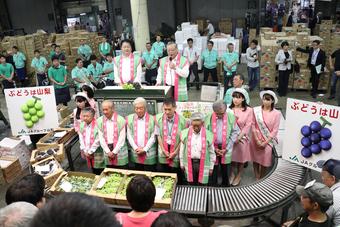 京都中央卸売市場セリ台からあいさつする長崎知事と澤井会長の内容を表示