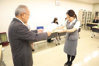 長田会長より委嘱状を受け取る山梨県本部職員のフルーツレディーの内容を表示