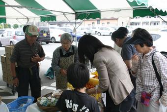 生産者との対面販売では多くの買い物客で賑わいましたの内容を表示