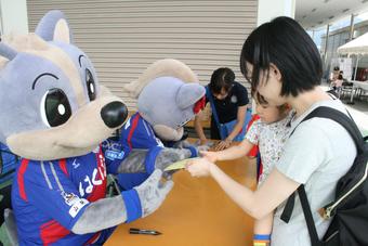 サインを行うヴァンくんフォーレちゃんの内容を表示