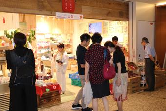店頭は夕方の帰宅時にあわせて女性客でにぎわいましたの内容を表示