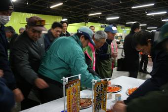 今年の味を確認しようと試食品の味を確かめる市場関係者らの内容を表示