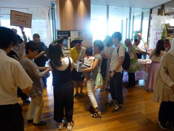 三越銀座店9階「みのる食堂」前での抽選会のようすの内容を表示
