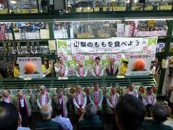 大田市場セリ台前でのトップセールスのようすの内容を表示
