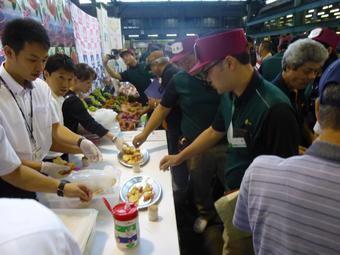 大勢の市場関係者に県産ももを試食していただきましたの内容を表示