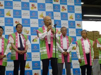 市場関係者にあいさつする關本会長の内容を表示