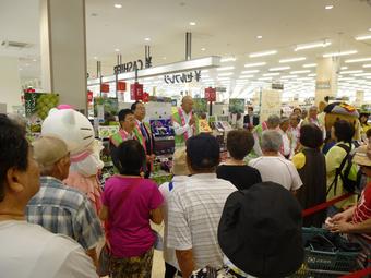 大阪市内の「イズミヤスーパーセンター」には大勢のお客様に集まっていただきましたの内容を表示