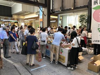 積み込まれた農産物は、新宿タカシマヤのマルシェでダイレクトにお客さまへの内容を表示