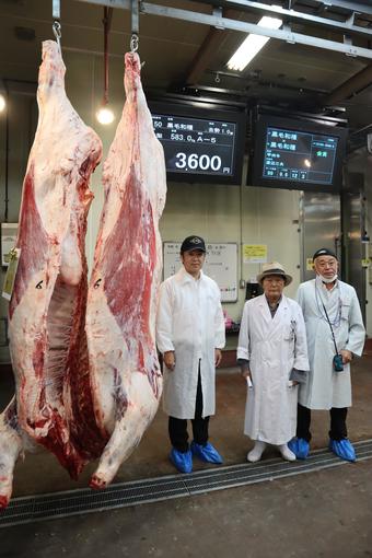 金賞を受賞した肉牛と生産者の渡辺さん(中央)、笠井副本部長(左)の内容を表示