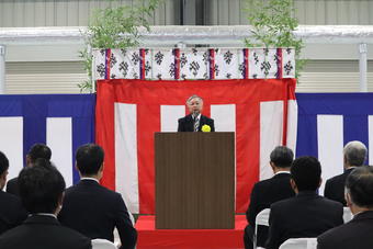 あいさつをする梶原県本部長の内容を表示